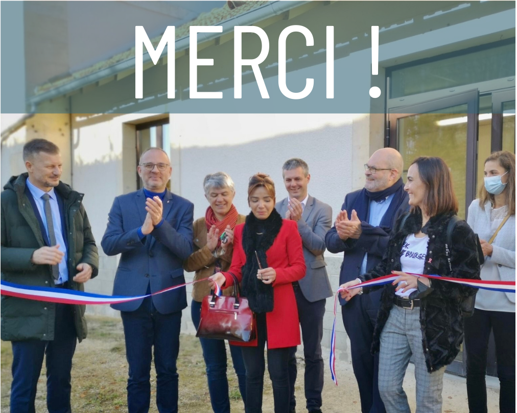 Une soignante de l'hôpital George Sand coupe le ruban d'inauguration de la 1ère salle de repos à l'hôpital George Sand